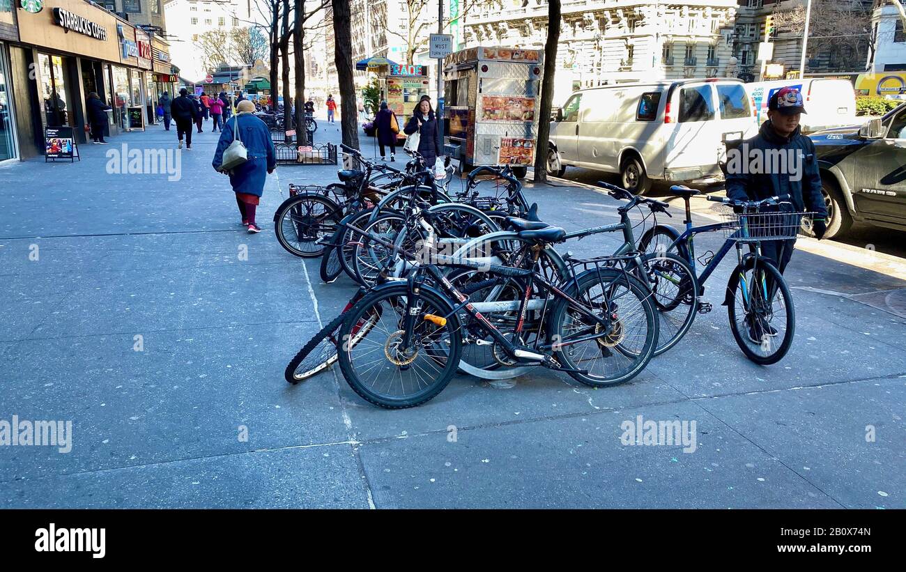 Fahrräder sind auf dem Bürgersteig in der Nähe von Geschäften auf der Upper West Side von Manhattan gesperrt Stockfoto