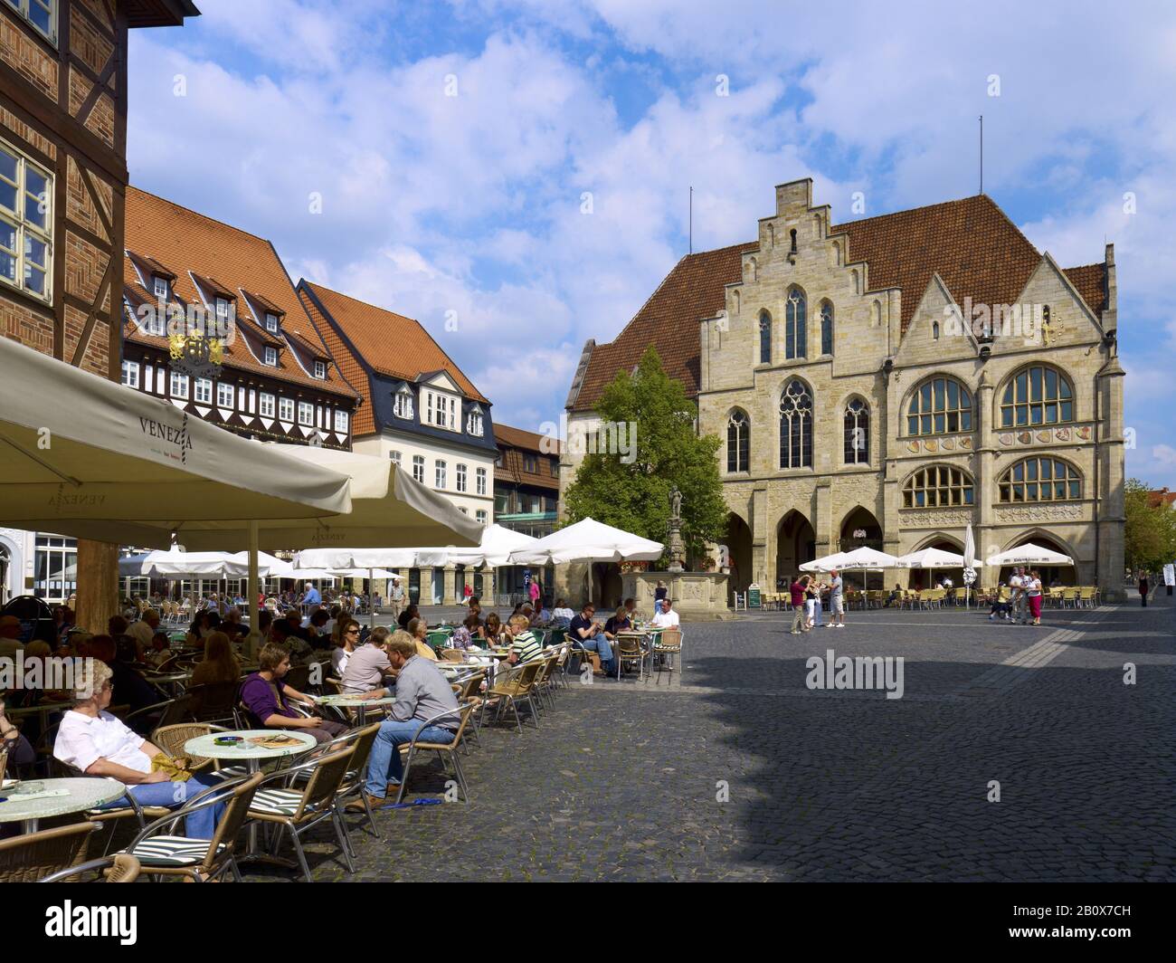 Markt mit Rathaus und Straßencafés in Hildesheim, Niedersachsen, Deutschland, Stockfoto