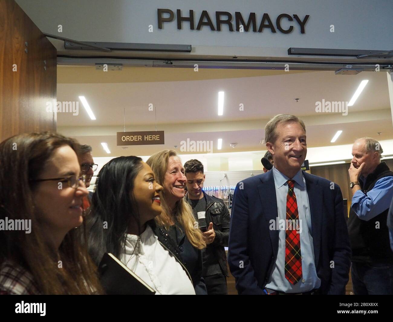 Las Vegas, Nevada, USA. Februar 2020. Präsidentschaftskandidat Tom Steyer tourte durch das Kulinary Health Center. Es bietet mehr als 139.000 kulinarischen Arbeitern und ihren Familienmitgliedern im Süden Nevadas, die Mitglieder des Culinary Health Fund sind, medizinische, zahnmedizinische, apothekenmedizinische und Augenpflege. Credit: Sue Dorfman/ZUMA Wire/Alamy Live News Stockfoto