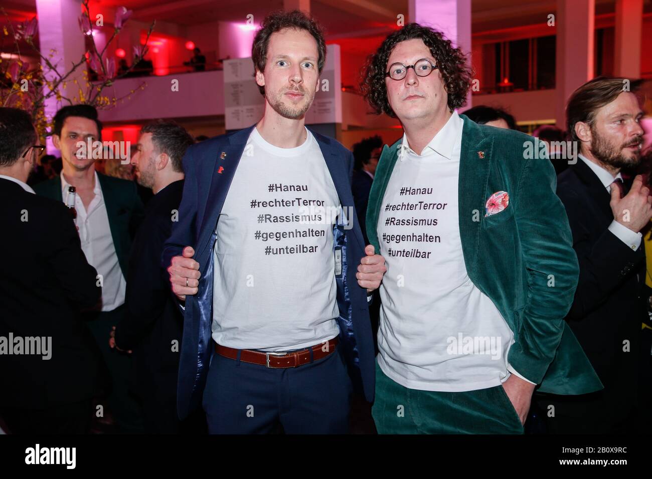 20. Februar 2020, Berlin: 70. Berlinale, Eröffnungsparty: Filmproduzent Jakob D. Weydemann (l) und Bruder Jonas-Weydemann tragen T-Shirts mit der Aufschrift '#Hanau, #Right Terror, #Rassismus, #counter, #unteilbar' auf der Eröffnungsparty des Internationalen Filmfestivals. Über den Anschlag in Hanau wollen sie Aussagen. Die Berlinale eröffnet mit dem Film 'Mein Salinger Jahr'. Foto: Gerald Matzka / dpa-Zentralbild / ZB Stockfoto