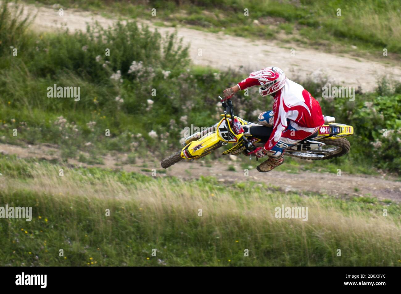 Motocross-Fahrer auf einer Rennbahn, Stockfoto