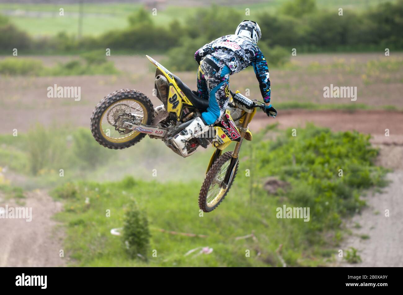 Motocross-Fahrer auf einer Rennbahn, Stockfoto