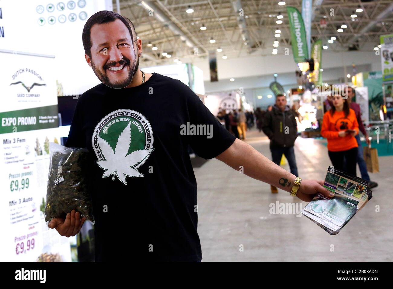 Ein Kerl, der eine Maske von Matteo Salvini trägt, sät getrocknetes Marihuana Rom am 21. Februar 2020. Hanfmesse Canapa Mundi Rom 2020. Foto Samantha Zucchi Insidefot Stockfoto