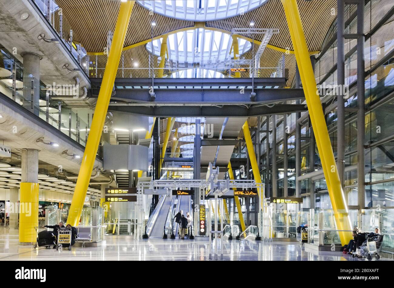 Innenaufnahme des Flughafens Barajas, Terminal 4, Madrid, Spanien, Stockfoto