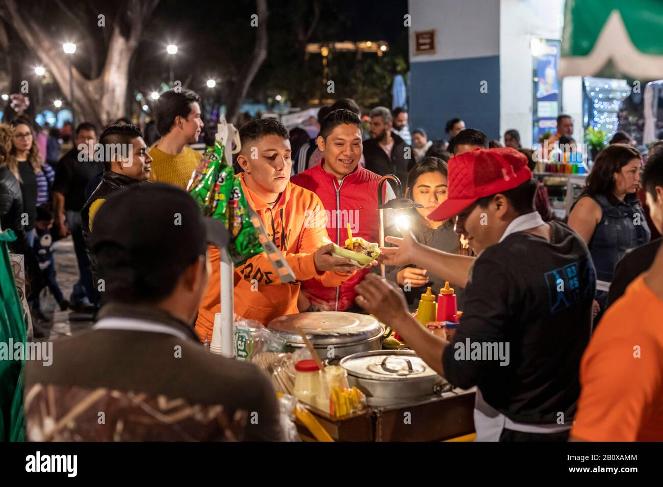 Oaxaca, Mexiko - EIN Straßenhändler verkauft Lebensmittel von einem Stand in der Nähe des Zocalo oder des zentralen Platzes. Stockfoto