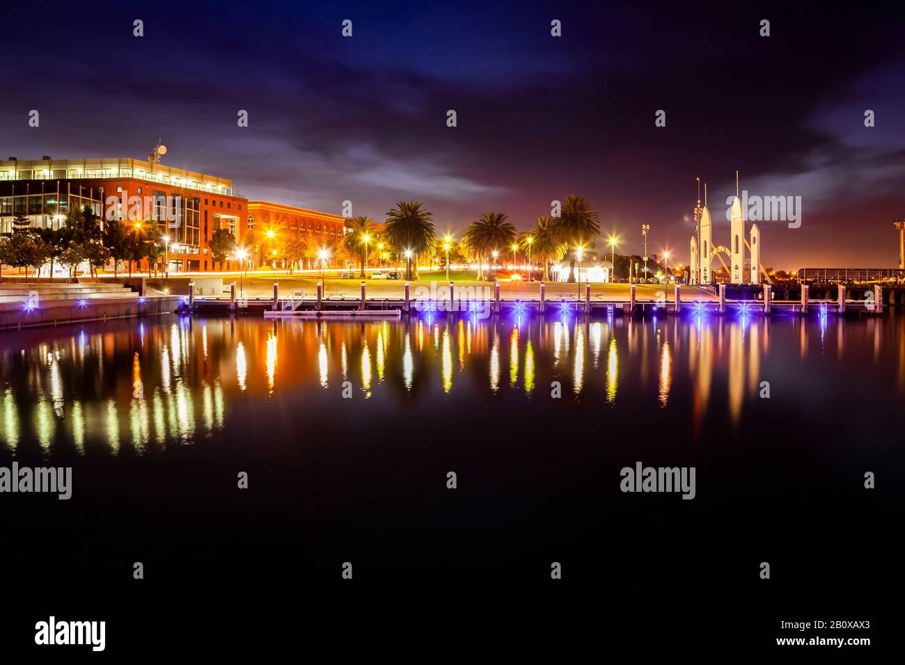 Geelong Waterfront Twilight zeichnet ein idyllisches Bild mit den historischen Gebäuden der deakin-universität geelong und dem berühmten cunningham p Stockfoto