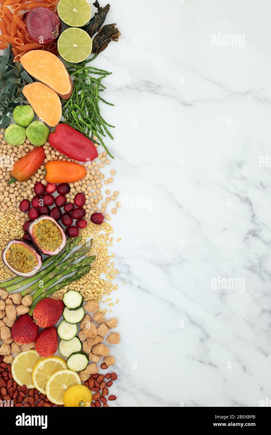 Vegane Gesundheitsnahrung - Hintergrund grenzt an Lebensmittel mit hohem Eiweißgehalt, Vitaminen, Mineralstoffen, Antioxidantien, Anthocyanen, Ballaststoffen, Omega 3 und intelligenten Karben. Stockfoto