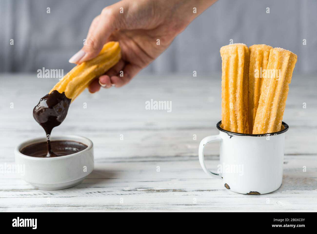 Churros mit Schokolade, ein traditionelles spanisches Dessert mit ...