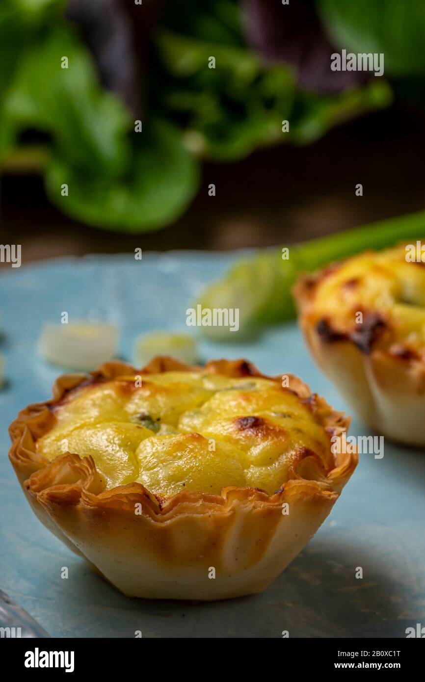 Mit Feta-Käsemischung gefüllte Gebäckschale aus Filo-Teig. Stockfoto