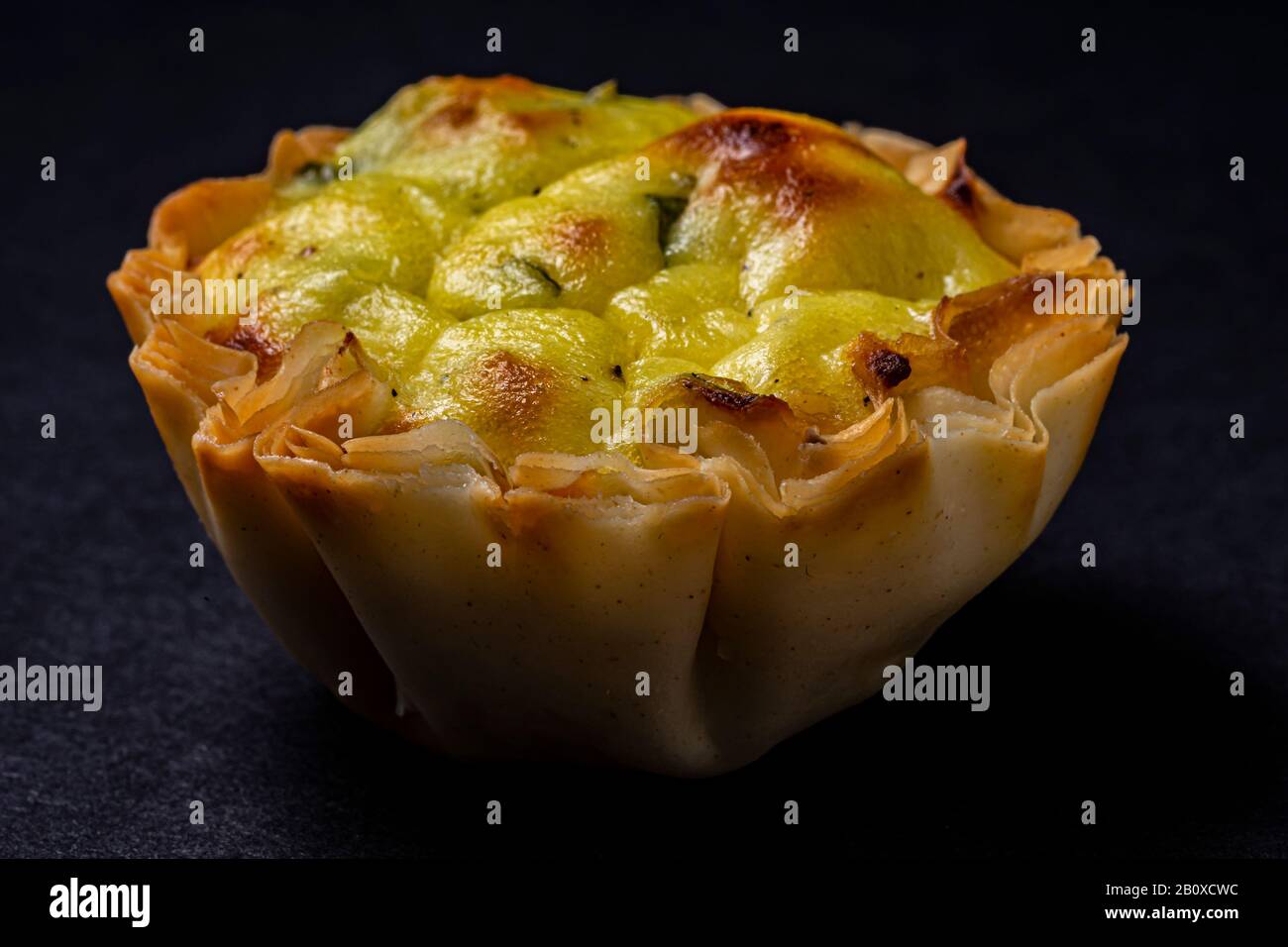 Feta Käsemischung in Filo-Konditorbecher. Nahaufnahme. Stockfoto