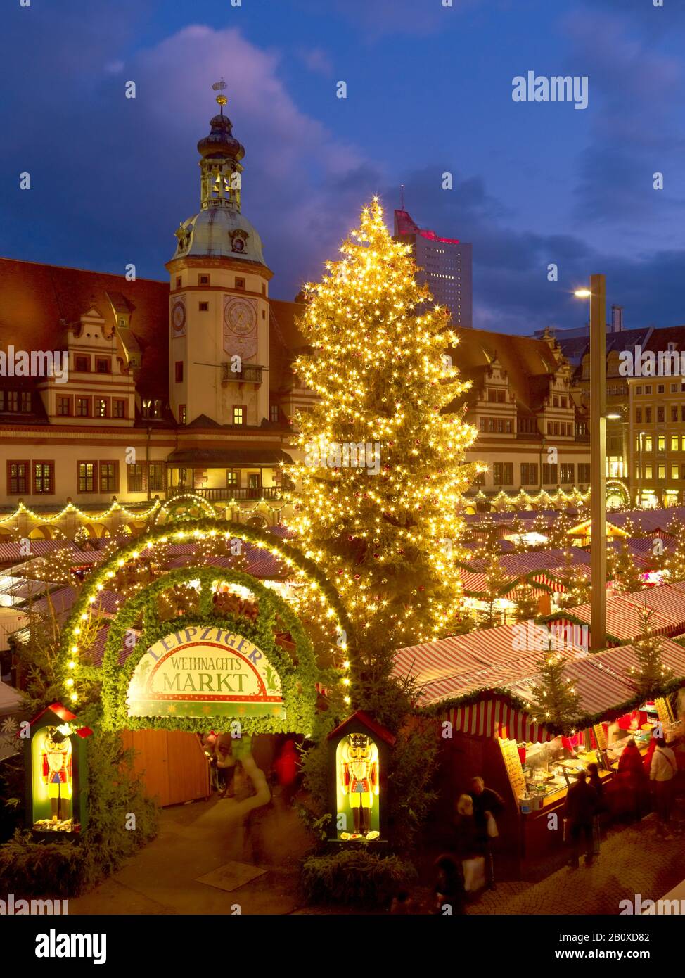 Weihnachtsmarkt auf dem Marktplatz mit Rathaus in Leipzig, Sachsen, Deutschland, Stockfoto