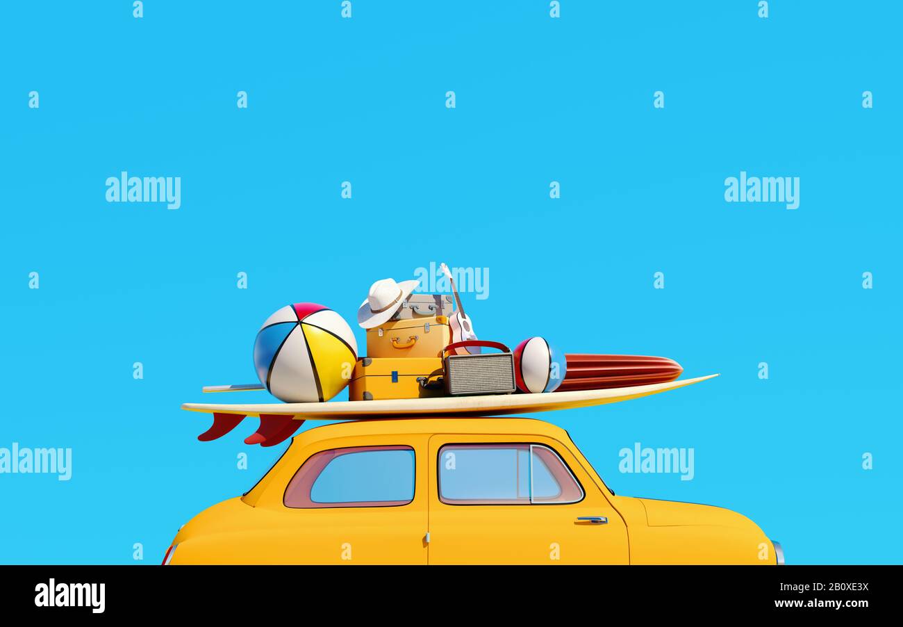 Kleiner Retro-Wagen mit Gepäck, Gepäck und Strandausrüstung auf dem Dach, voll verpackt, bereit für den Sommerurlaub, Konzept einer Straßenfahrt, blauer Hintergroun Stockfoto