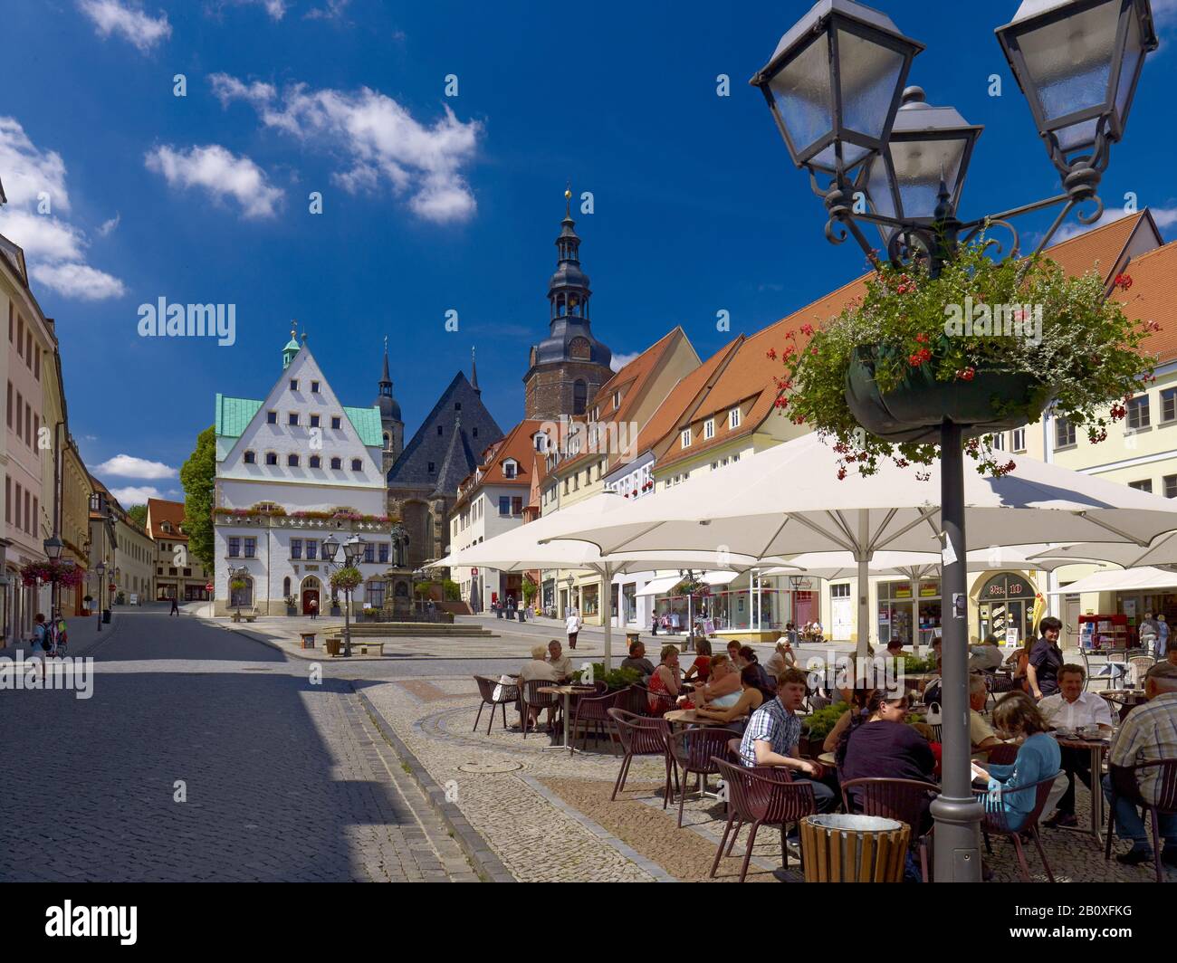 Markt mit Rathaus und St. Andreas Kirche, Freilichtcafé in Lutherstadt Eisleben, Sachsen-Anhalt, Deutschland, Stockfoto