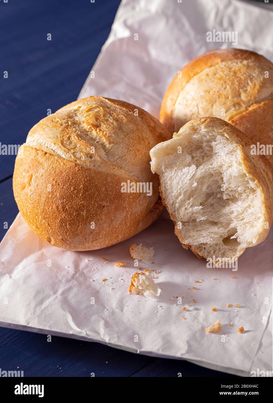 Frisch gebackenes hausgemachtes Brot auf einer klassischen blauen Holzoberfläche Stockfoto