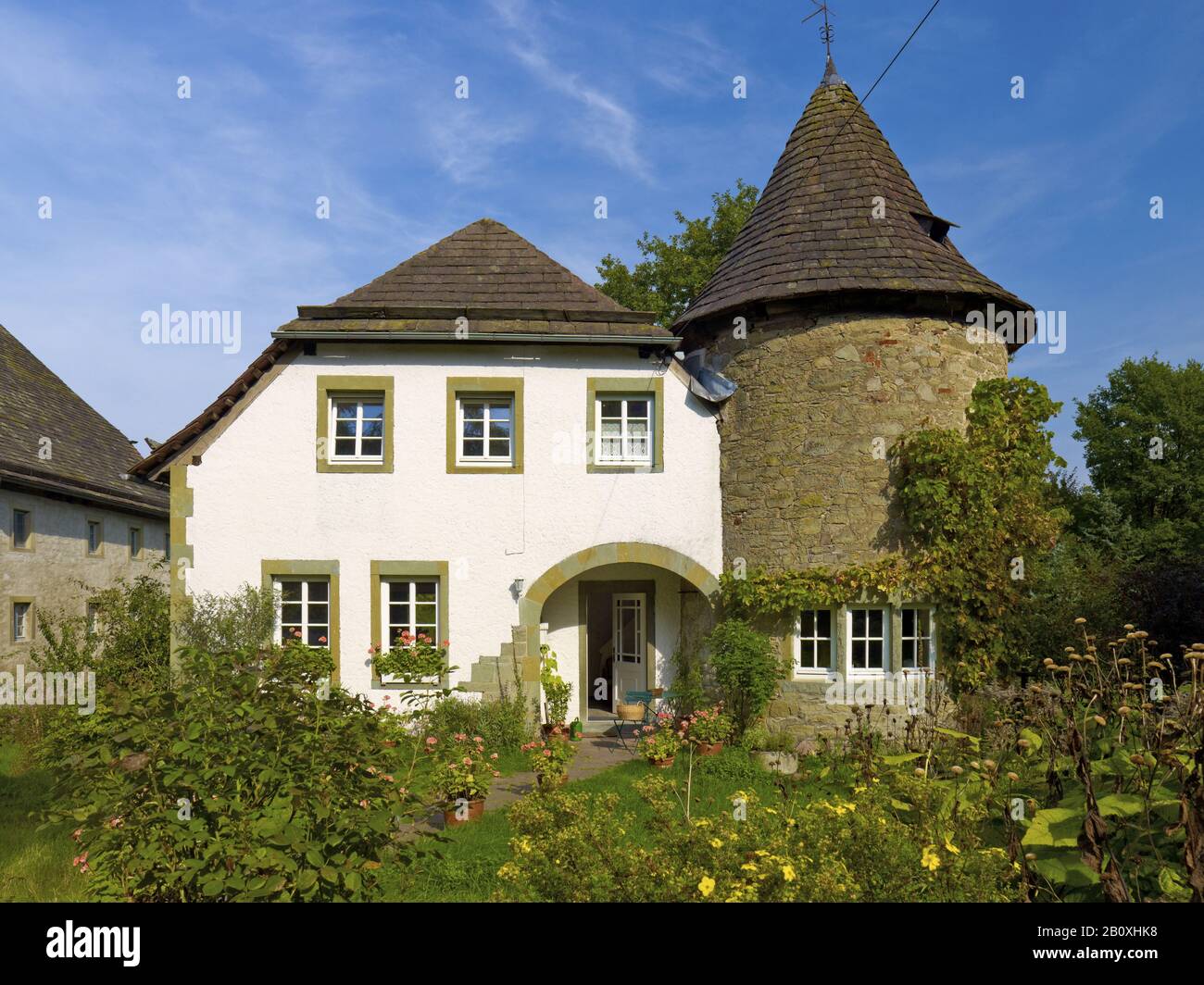 Taubenturm mit Haus, Stift Marienmünster bei Höxter, Nordrhein-Westfalen, Deutschland, Stockfoto