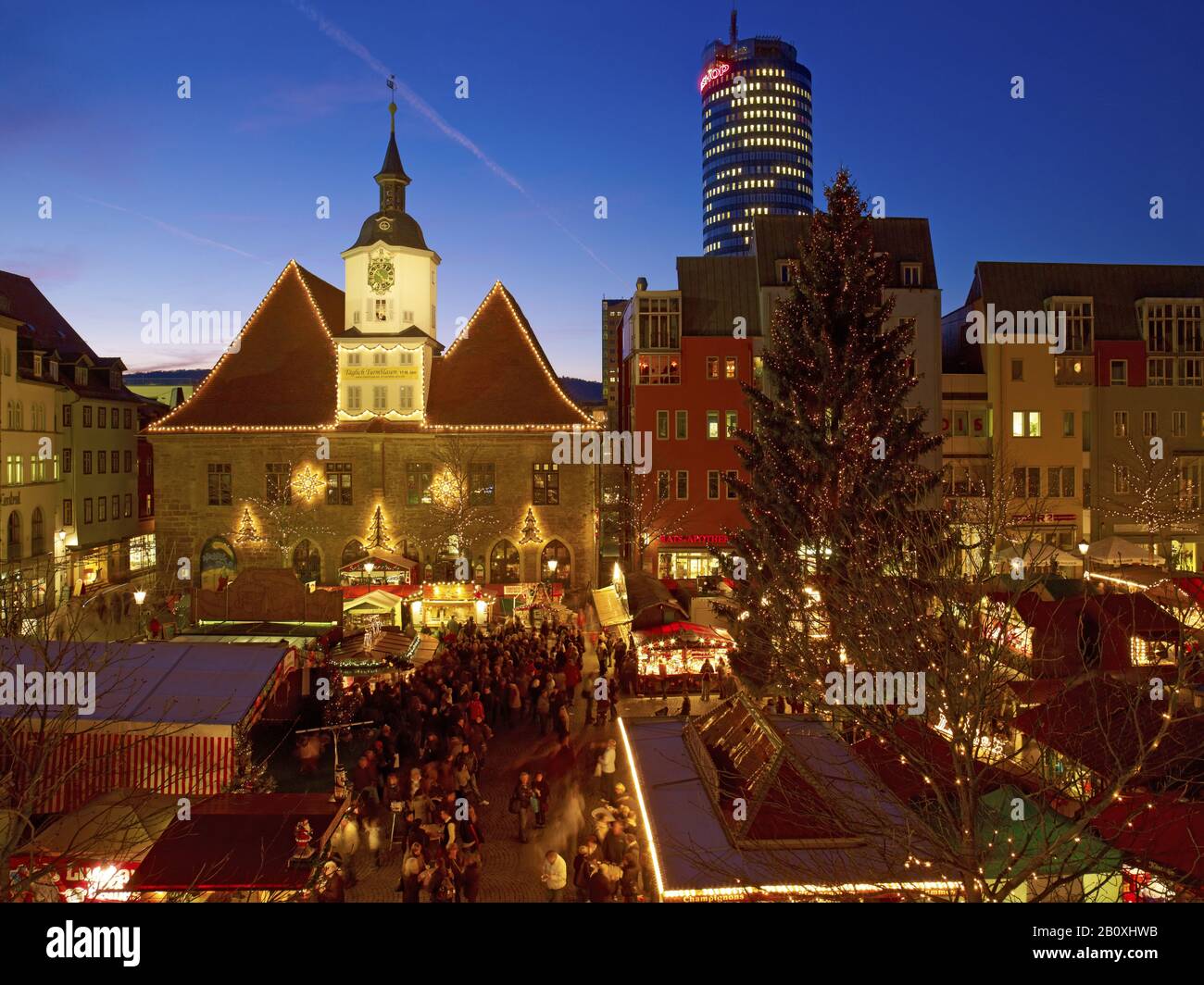 Weihnachtsmarkt mit Rathaus in Jena, Thüringen, Deutschland, Stockfoto