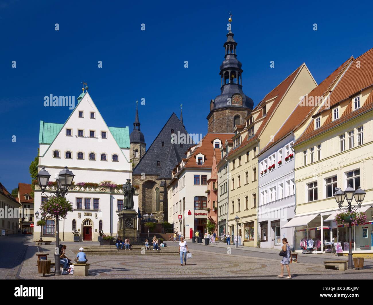 Markt mit Rathaus und St. Andreas Kirche und Lutherdenkmal in Lutherstadt Eisleben, Sachsen-Anhalt, Deutschland, Stockfoto