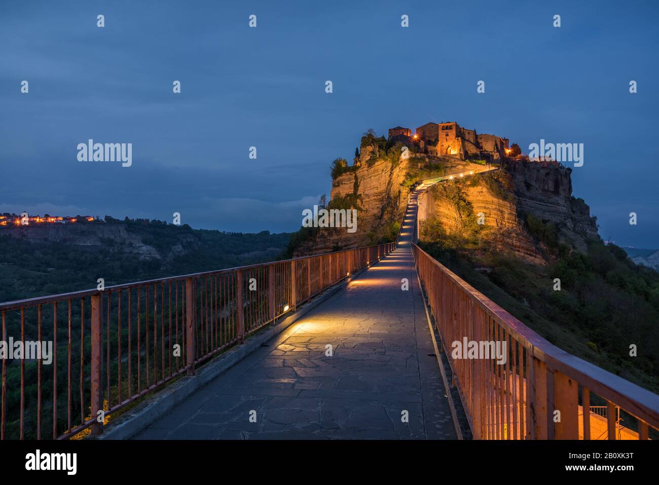 Blaue Stunde in der Geisterstadt Civita di Bagnoregio im Latium Italien am Abend Stockfoto