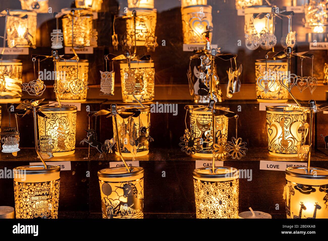 London, England, Großbritannien - 3. Januar 2020: Beleuchtung von Kerzenhaltern aus Glas mit Verzierungen im Kiosk am Weihnachtsmarkt Stockfoto