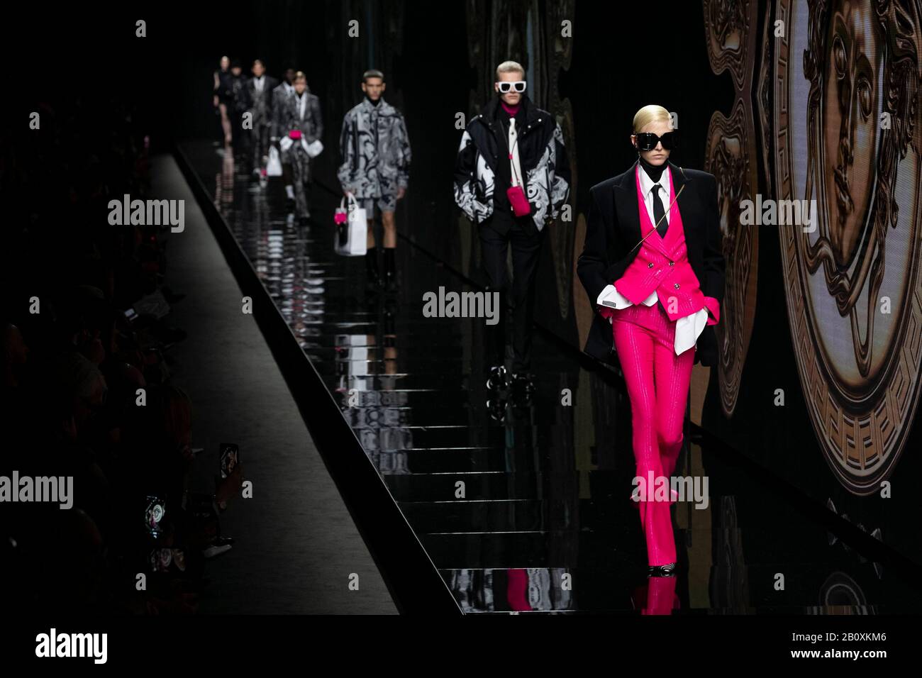 Mailand, Italien. Februar 2020. Start- Und Landebahn Versace FW20 während der Mailänder Modewoche Februar 2020 - Mailand, Italien 21/02/2020 - weltweite Nutzung Credit: Dpa/Alamy Live News Stockfoto