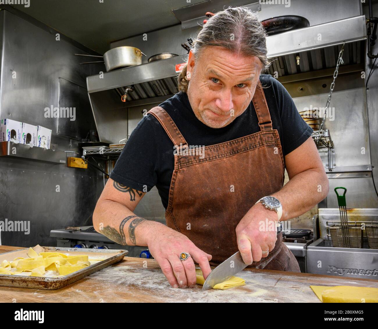 Küchenchef und Miteigentümer Raymond Southern bereitet seine Spezialität Pasta im Kingfish Inn Restaurant in West Sound auf Orcas Island, San Juan Islands, Washingto vor Stockfoto