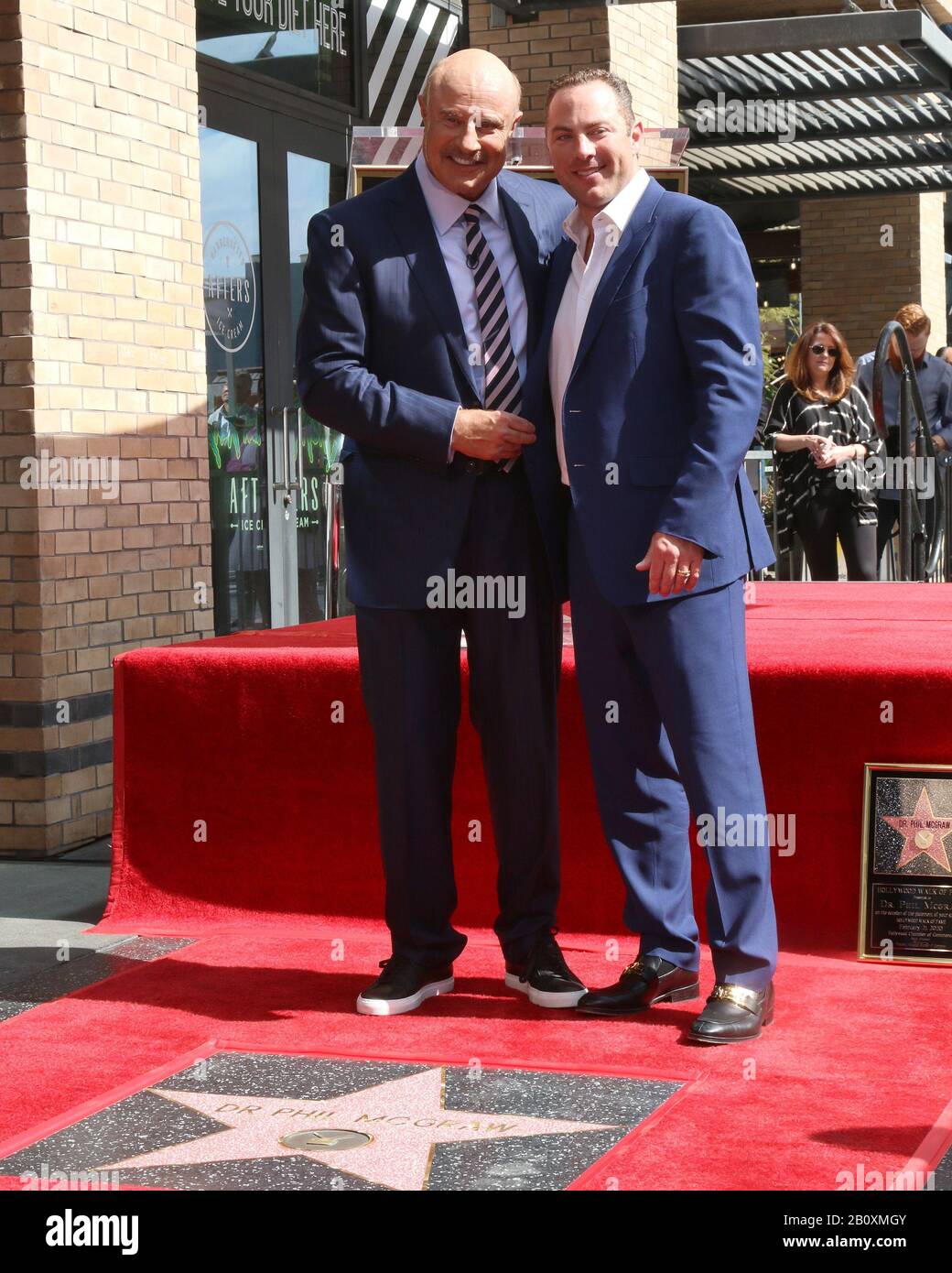 Februar 2020, Los Angeles, CA, USA: Los ANGELES - 21. FEBRUAR: Dr. Phil McGraw und Jay McGraw bei der Verleihung des Dr. Phil Mc Graw Star auf dem Hollywood Walk of Fame am 21. Februar 2019 in Los Angeles, CA (Credit Image: © Kay Blake/ZUMA Wire) Stockfoto