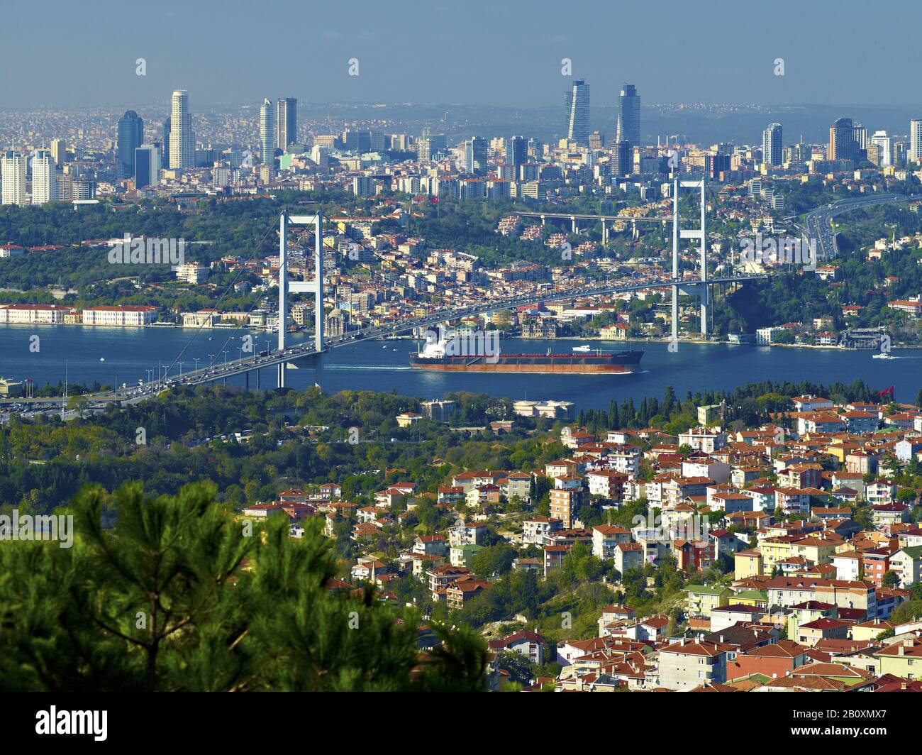 Blick von der Camlica Kumpir über die Bosporus-Brücke mit dem Stadtteil Ortaköy, Istanbul, Türkei, Stockfoto