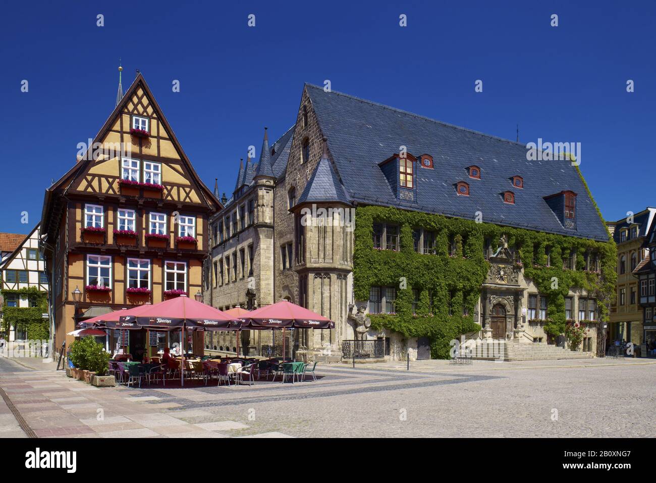 Café und Rathaus am Markt, Quedlinburg, Sachsen-Anhalt, Deutschland, Stockfoto