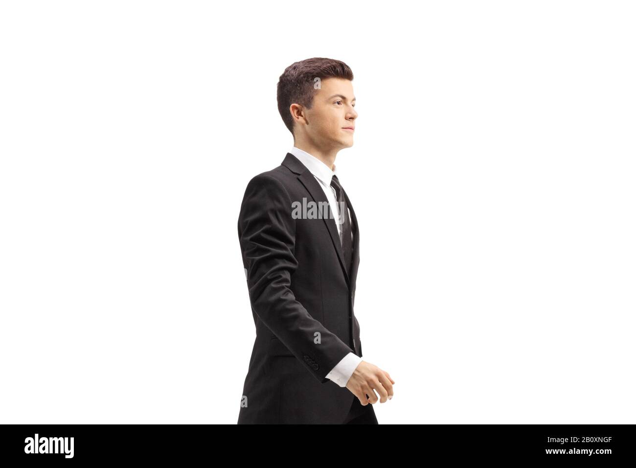 Volle Länge Schoß eines jungen gutaussehenden Mann in einem schwarzen Anzug zu Fuß auf weißem Hintergrund Stockfoto