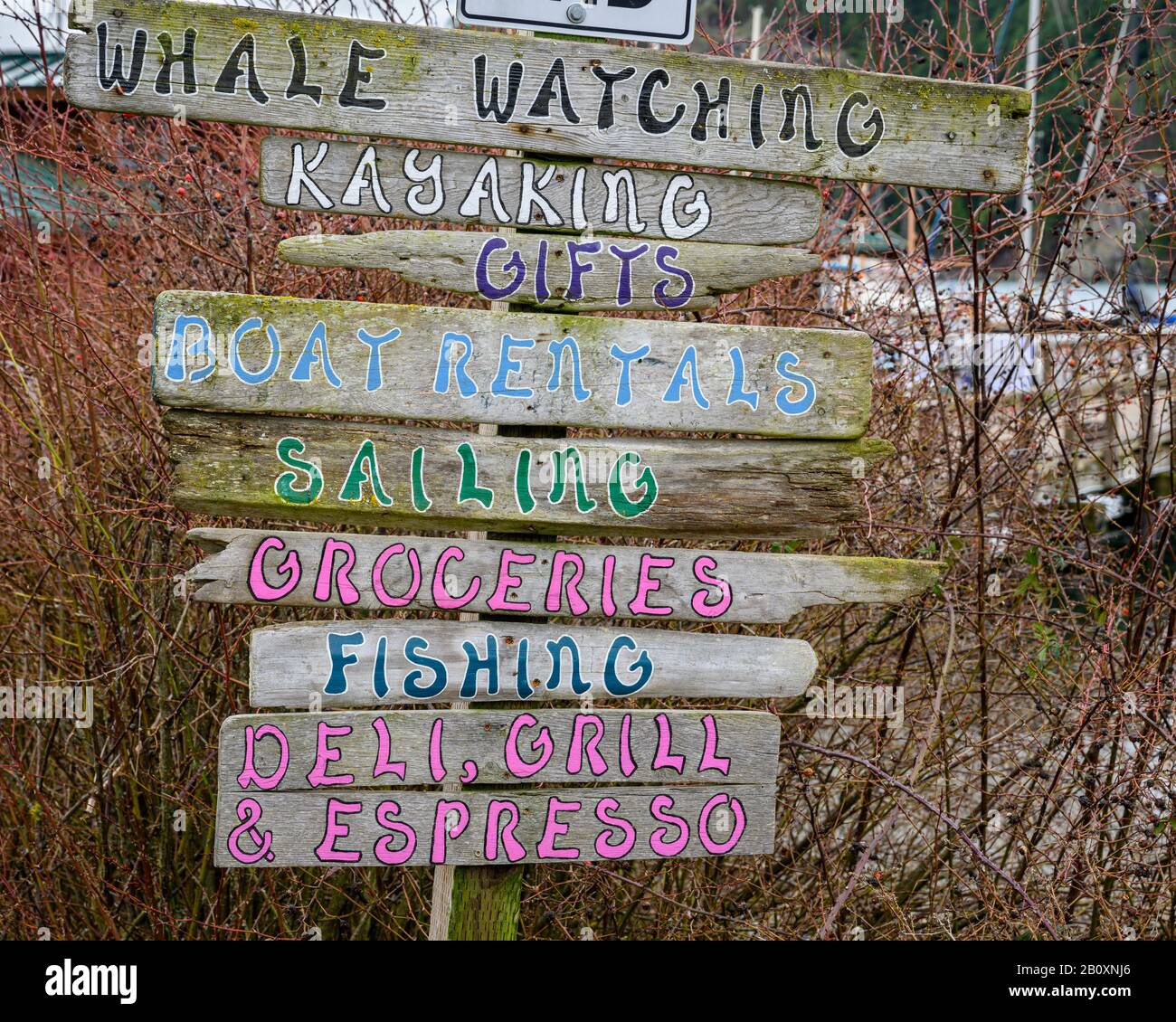 Schild mit Aktivitäten am Deer Harbour auf Orcas Island, San Juan Islands, Washington. Stockfoto