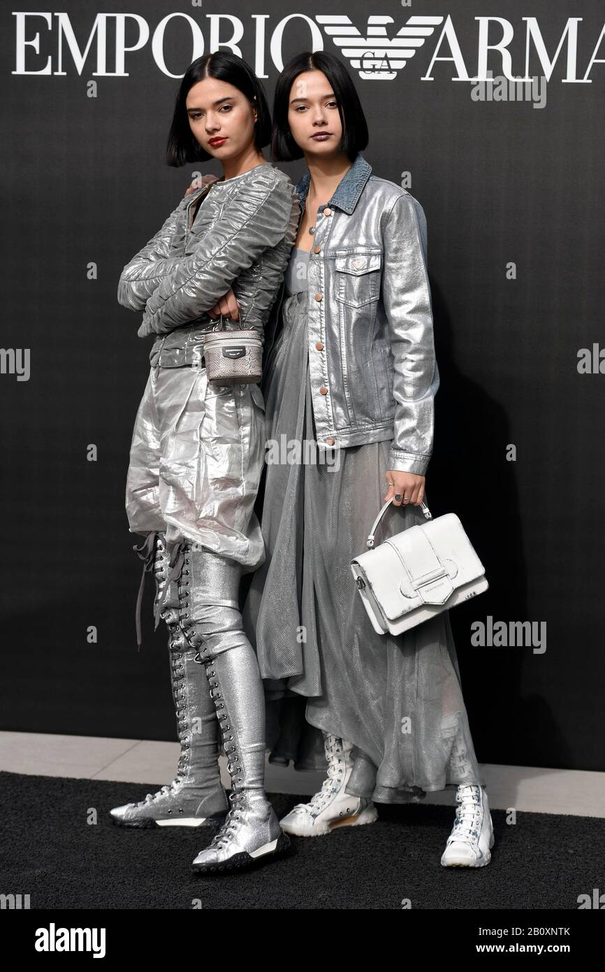 Mailand, Italien. Februar 2020. Milan Fashion Week, Frau Fällt Winter. 2020 2021 Mailand, Frauen Mode Herbst Winter 2020.2021 Emporio Armani Fashio Anrivals Bild: Bloom Twins Credit: Independent Photo Agency/Alamy Live News Stockfoto