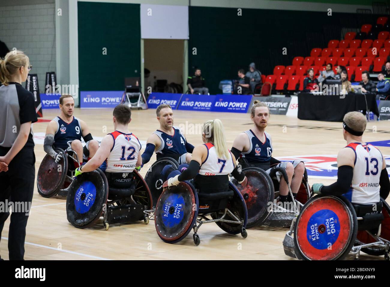 Großbritannien gegen USA beim King Power Rollstuhl Rugby Quad Nations Turnier, Morningside Arena, Leicester, Großbritannien. Februar 2020. Die Spieler gratulieren sich nach dem Ende des Spiels. In einer engen Begegnung schlugen die USA Großbritannien nach der vierten Overtime. Die Ausgabe 2020 des Rollstuhl-Rugby-Quad-Nations-Turniers, das in der Morningside Arena in Leicester ausgetragen wird, ist ein Turnier im Round-Robin-Stil mit Mannschaften aus Großbritannien, Australien und den USA. Das Endspiel um die Goldmedaille findet am 23. Februar 2020 statt. Stockfoto