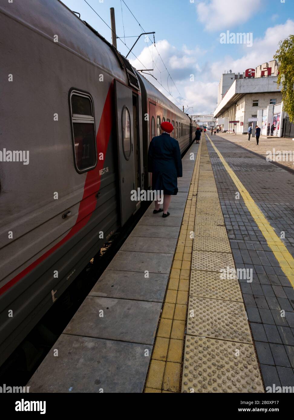 Stewardess im Trans Siberian Express Zug am Bahnsteig, Vladimir Bahnhof, Russische Föderation Stockfoto