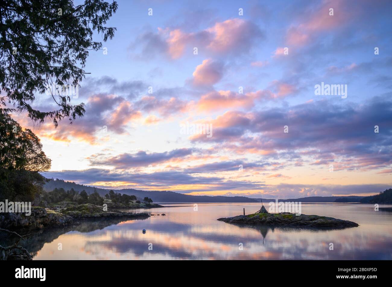 Blick auf den Sonnenaufgang von Massacre Bay vom Pebble Cove Farm Inn auf Orcas Island, Washington. Stockfoto