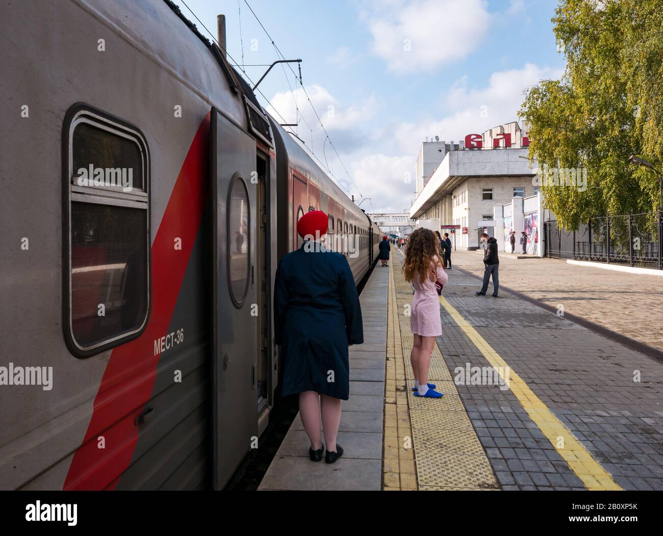 Stewardess und Frau im Morgenmantel, Trans Siberian Express Zug am Bahnsteig, Vladimir Bahnhof, Russische Föderation Stockfoto