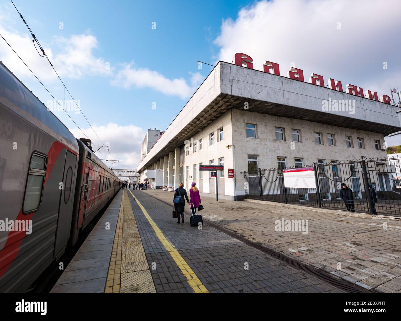 Passagiere des Trans Siberian Express am Bahnsteig, Vladimir Railway Station, Russische Föderation Stockfoto
