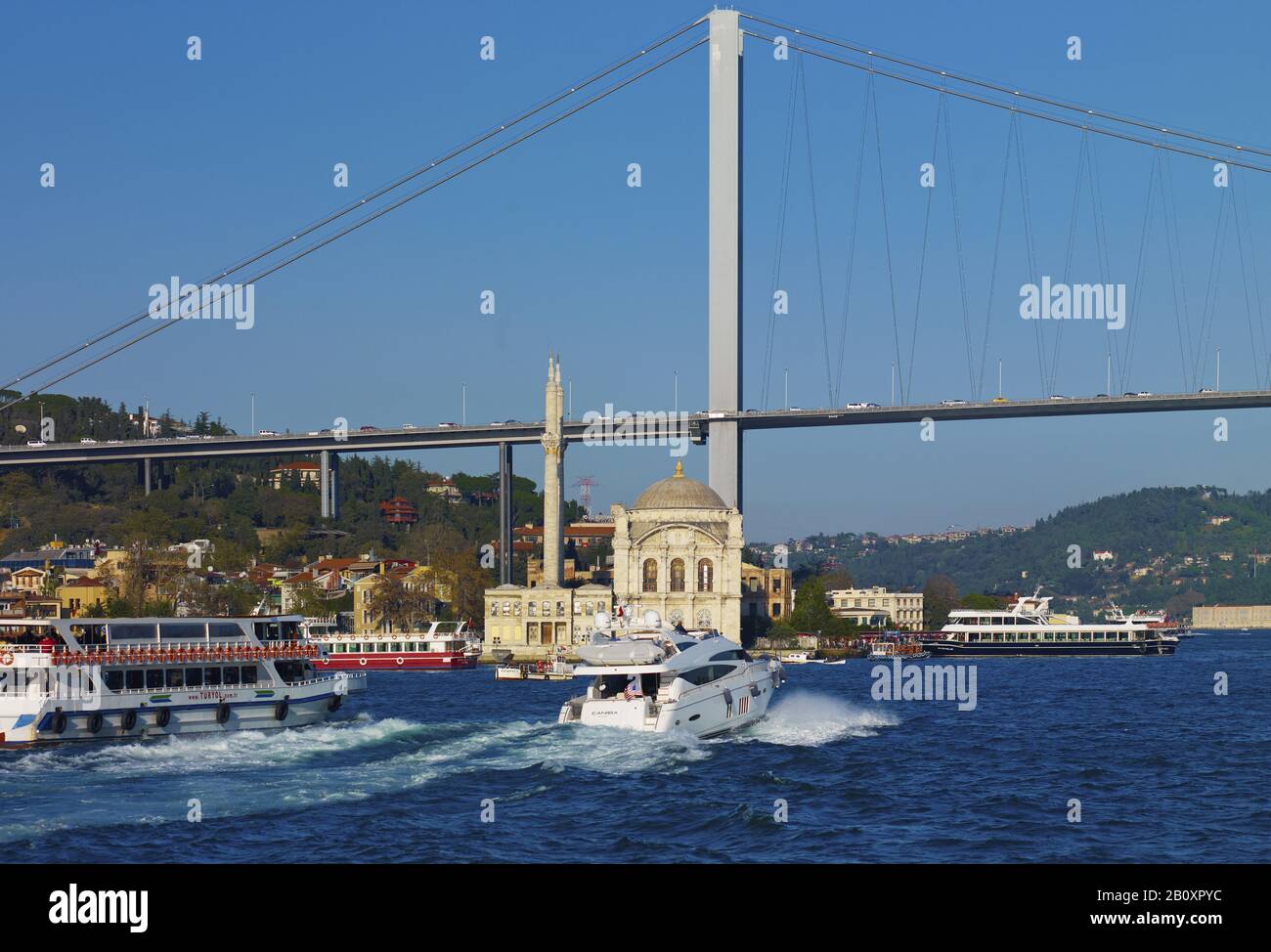Büyük Mecidiye Camii, Moschee am Bosporus mit Bosporus-Brücke, Stadtteil Ortaköy, Istanbul, Marmara-Gebiet, Türkei, Stockfoto