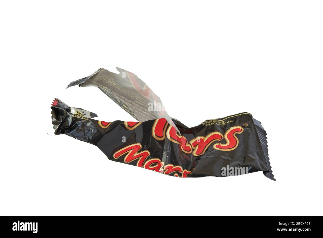 London, Großbritannien - 20. Februar 2020: Zerrissener Wrapper einer großen Mars-Süßwarenbar. Stockfoto