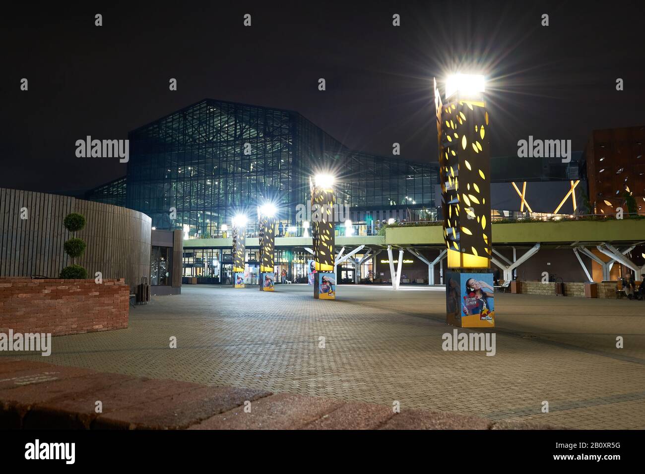 Bukarest, Rumänien - 12. April 2019: Einkaufszentrum ParkLake bei Nacht, Außenansicht. Stockfoto