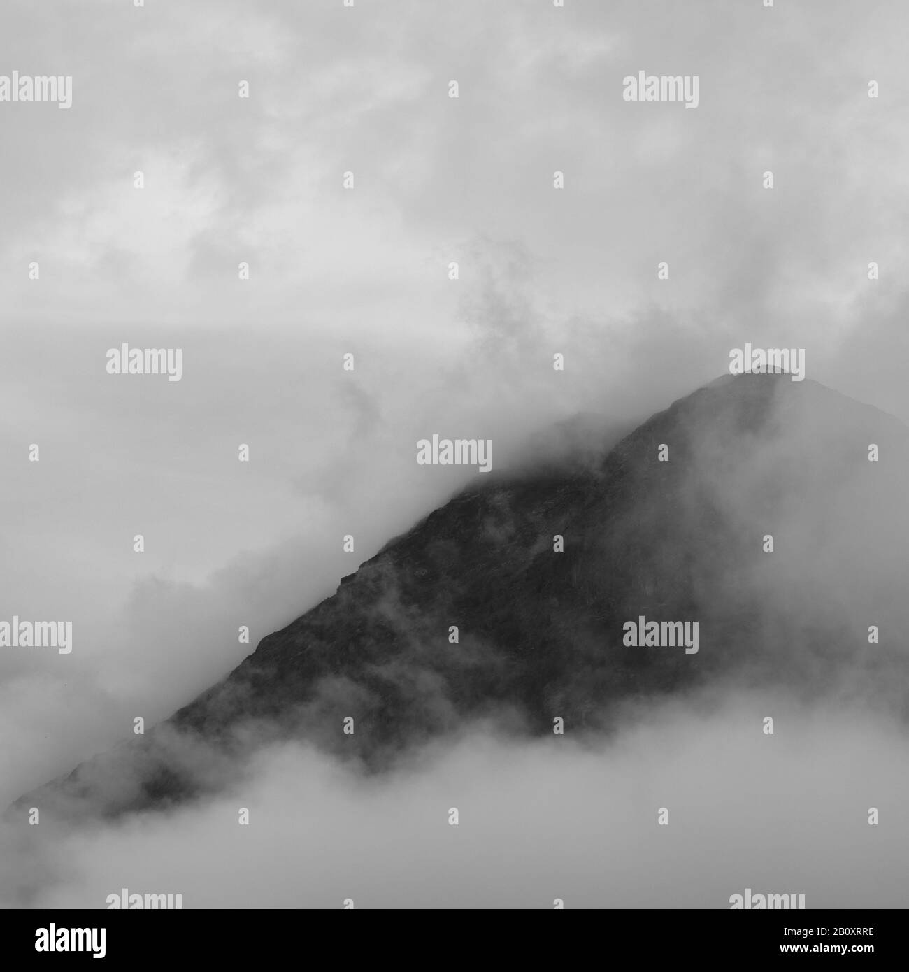 Bergmassiv von Wolken umgeben, Jotunheimen National Park, Norwegen, Stockfoto