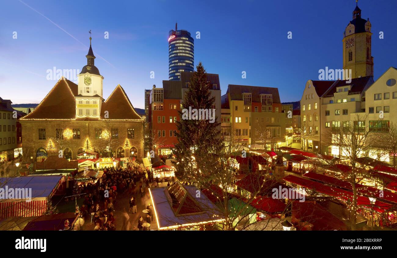 Weihnachtsmarkt mit Rathaus in Jena, Thüringen, Deutschland, Stockfoto