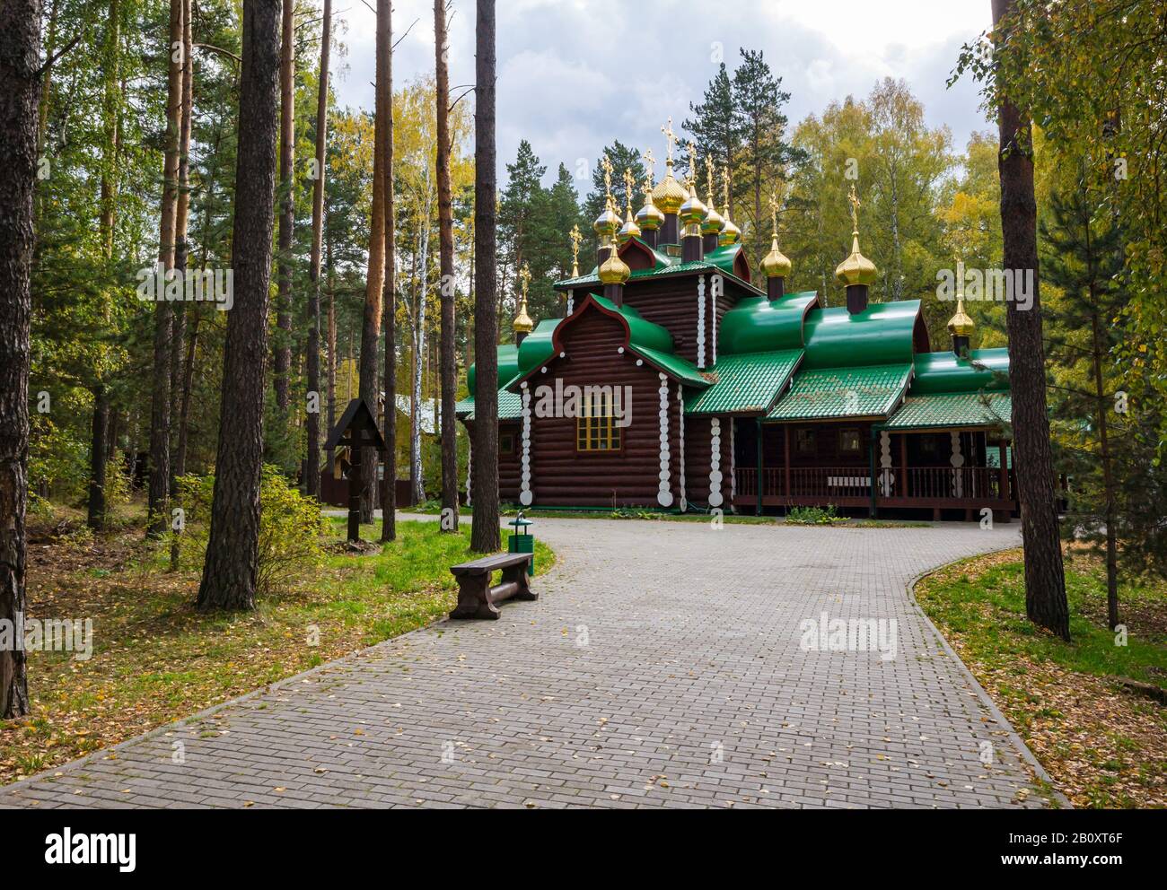 Holzkapelle in Wald, Ganina Yama, Kloster der Heiligen Kaiserlichen Passionsträger, Sibirien, Russische Föderation Stockfoto