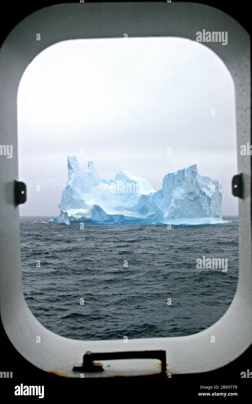 Blick durch einen Porthole auf einen Eisberg, Antarktis, Suedpolarmeer Stockfoto