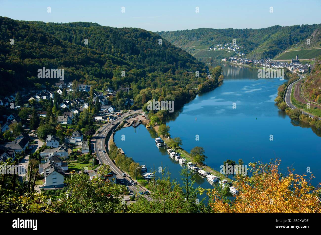 Blick auf Brodenbach und Hatzenport an der Mosel, Deutschland, Rheinland-Pfalz, Brodenbach Stockfoto