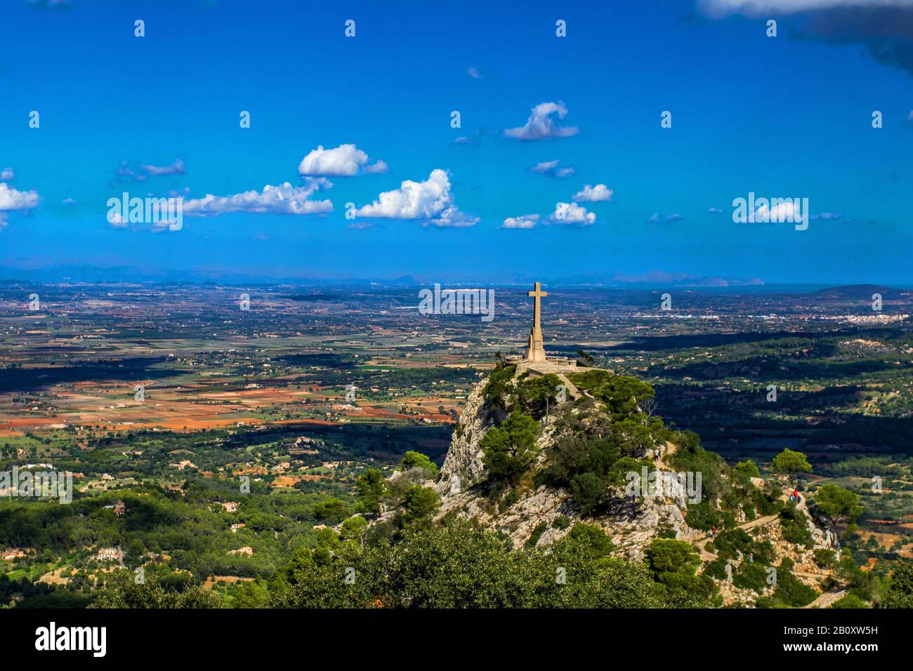 Steinkreuz in der Nähe des Klosters Santuari de Sant Salvador, Spanien, Balearen, Mallorca, Felanitx Stockfoto