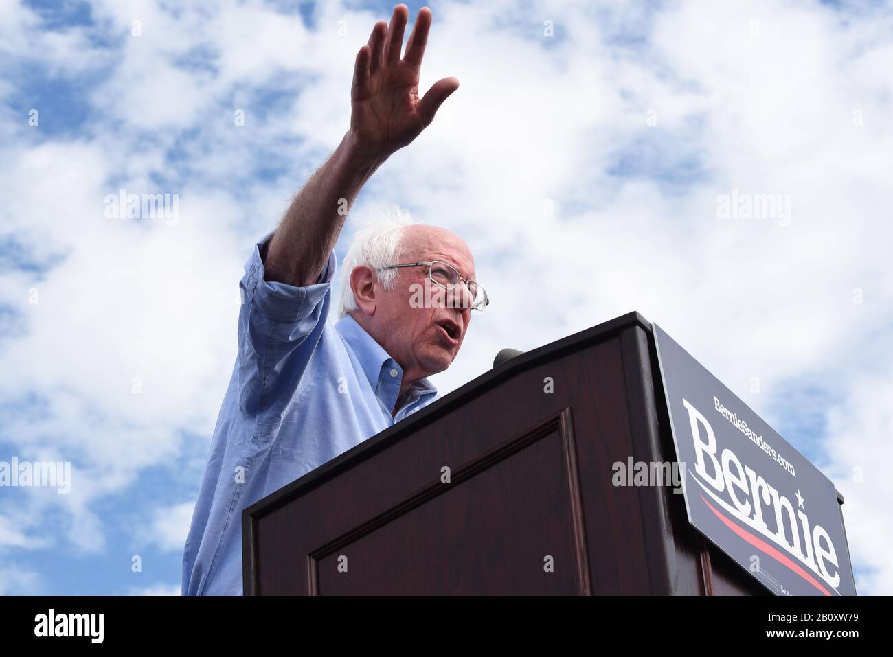 Santa ANA, KALIFORNIEN - 21. FEBRUAR 2020: Bernie Sanders Rally. Die Hoffnung des Präsidenten spricht bei einer Veranstaltung im Freien an der Santa Ana Valley High School. Stockfoto