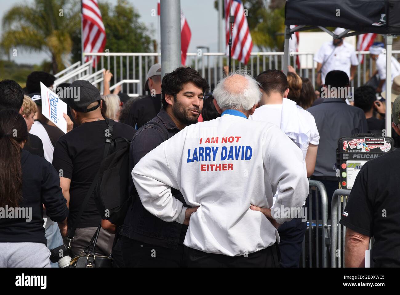 Santa ANA, KALIFORNIEN - 21. FEBRUAR 2020: Bernie Sanders Rally. Der Interviewer, der mit einem Sanders und Larry David spricht, sieht bei einer Kundgebung im Freien gleich aus. Stockfoto