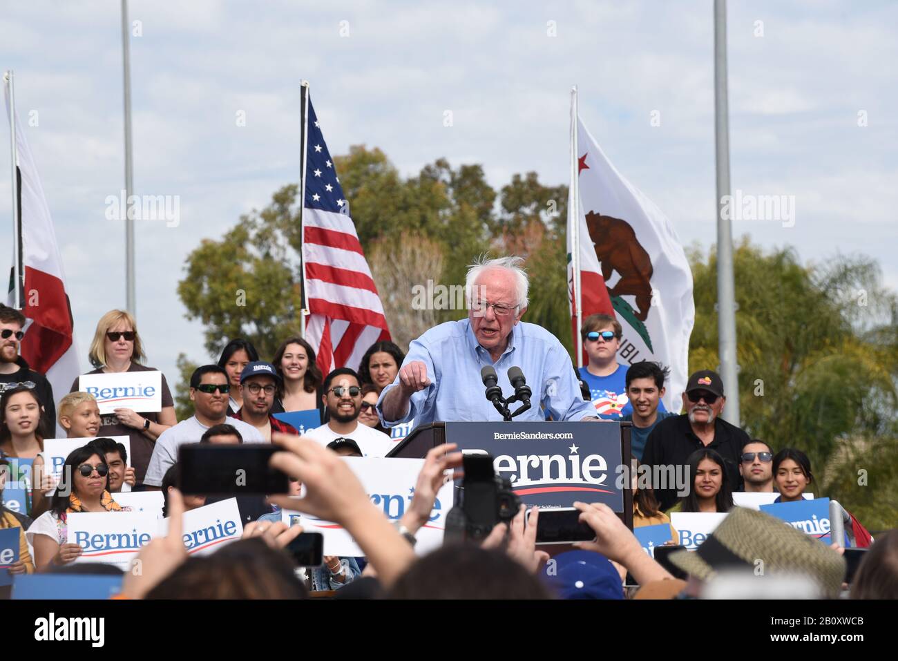 Santa ANA, KALIFORNIEN - 21. FEBRUAR 2020: Bernie Sanders Rally. Sanders auf dem Podium von Anhängern bei einer Freiluft-Rallye umzingelt. Stockfoto