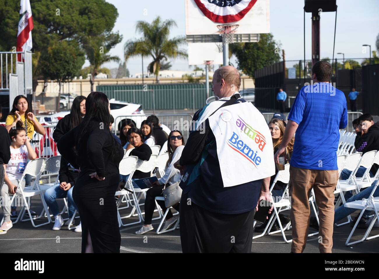 Santa ANA, KALIFORNIEN - 21. FEBRUAR 2020: Bernie Sanders Rally. Ein Anhänger des Kandidaten mit einem Bernie Banner. Stockfoto