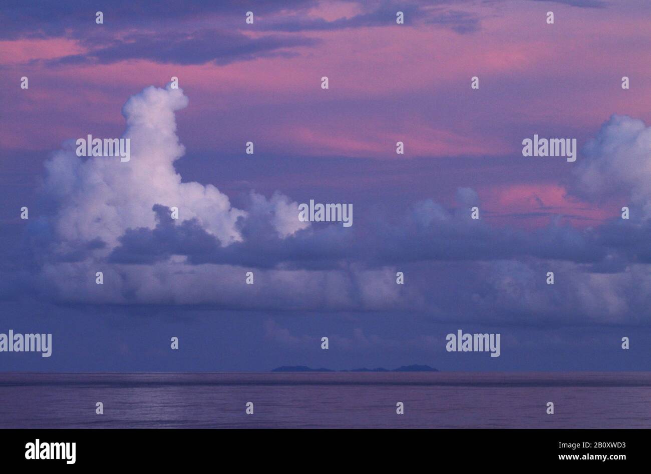 Violetter Himmel auf See zwischen Solomons und Mikronesien, Salomonen Stockfoto